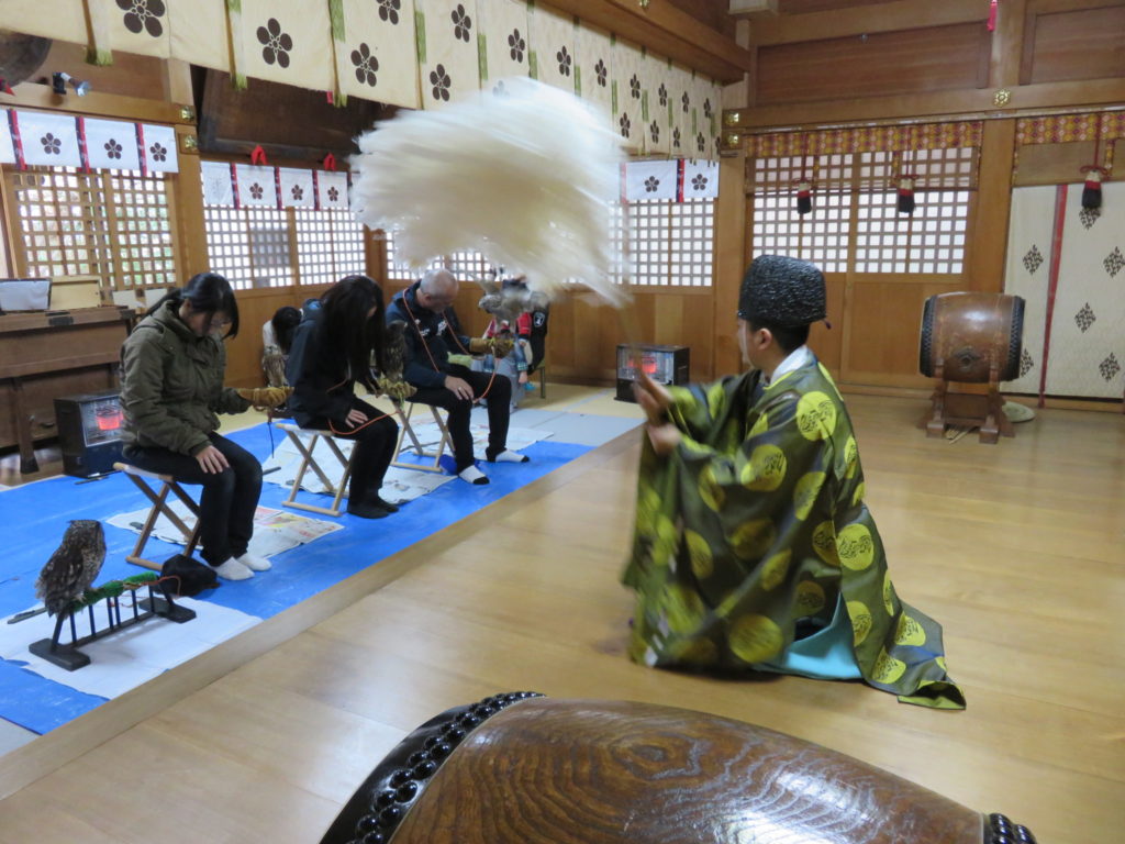 お祓いを受ける鷹さん方(平成28年撮影)