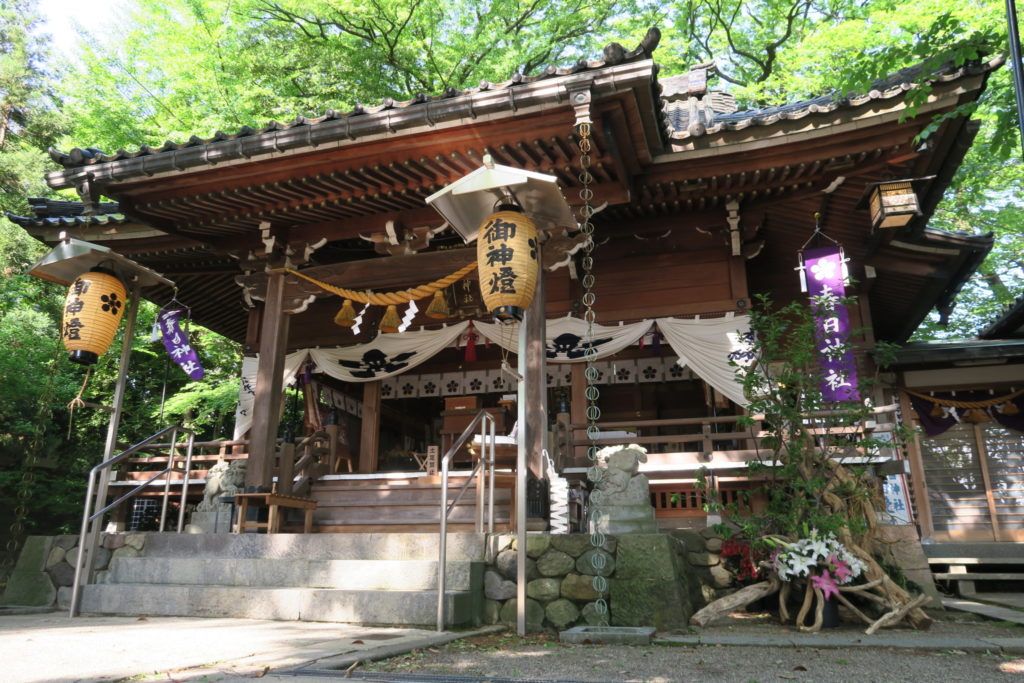 草月流有志によって奉納された大作献花と拝殿