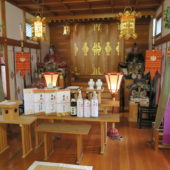 宇佐八幡神社弊殿に供えられた御神酒（平成28年）