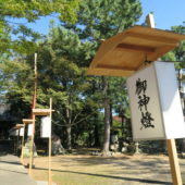 雨ざらしにしないよう細心の注意を払って行われている献灯あんどん