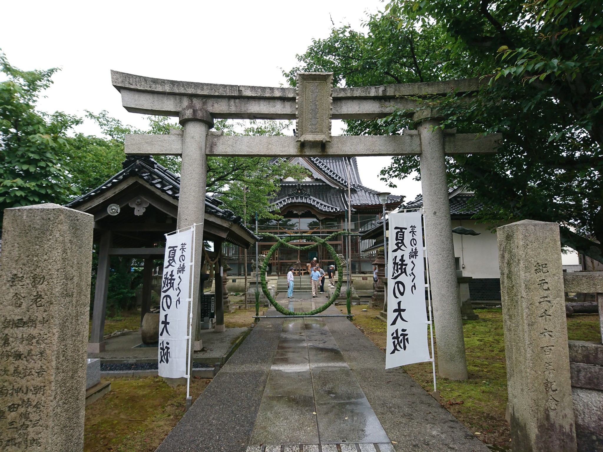 前日氏子衆によって準備を終えた茅の輪