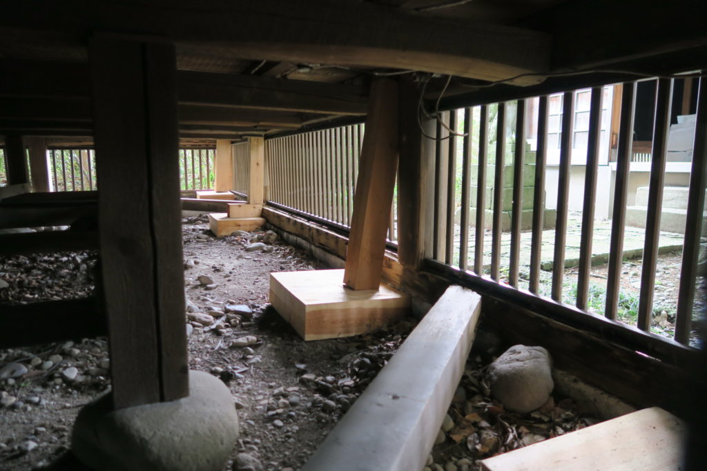 出世稲荷神社_改修前基礎(補強済み)