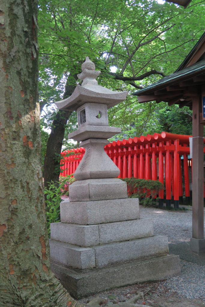 正面参道石灯籠(小型北側)東側から見た