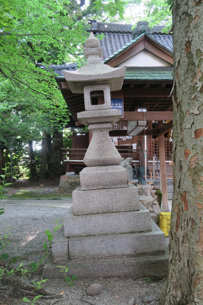 正面参道石灯籠(小型南側)東側から見た