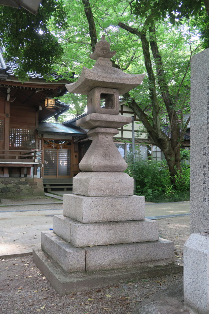 正面参道石灯籠(小型北側)東側から見た
