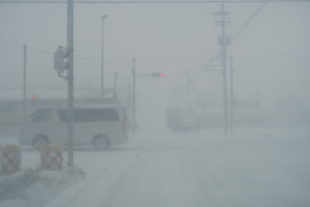 猛烈な地吹雪と雪によって見えなくなる信号(平成30年1月11日横江)