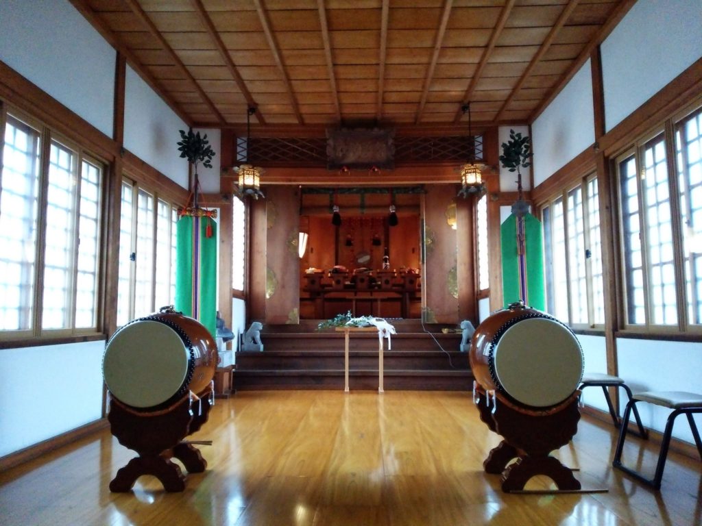 井手神社拝殿からご本殿を拝す