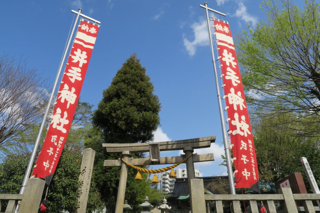 大祭には巨大な社名旗が幟として建てられます