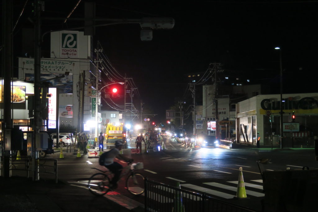 夜間交通規制を設けて行われる工事01