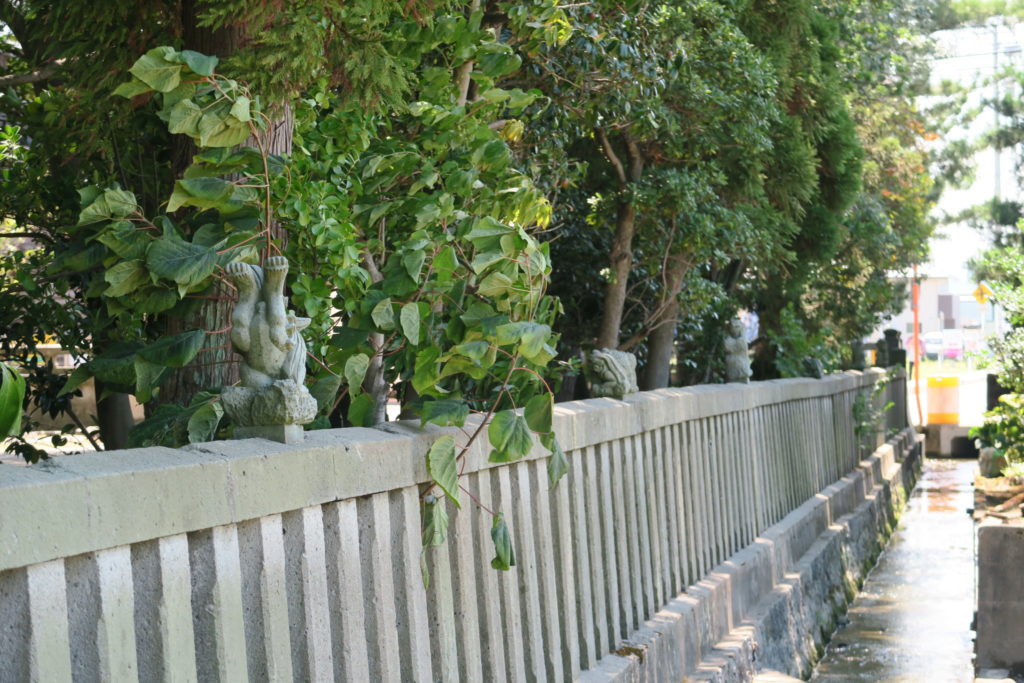 横江 宇佐八幡神社 石垣に並ぶ狛犬