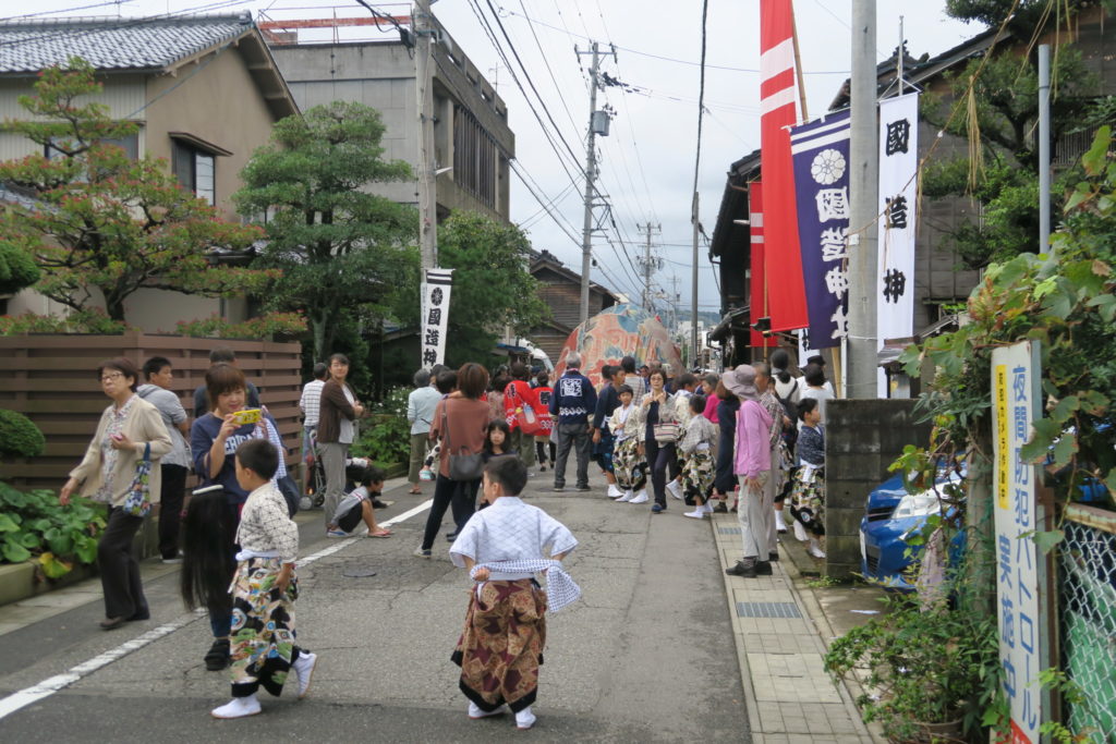 国造神社 泉獅子舞練り出す獅子01(平成30年)
