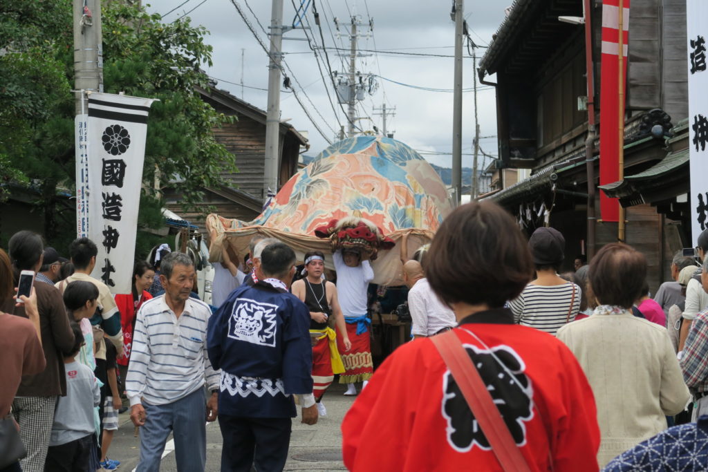 国造神社 泉獅子舞練り出す獅子02(平成30年)