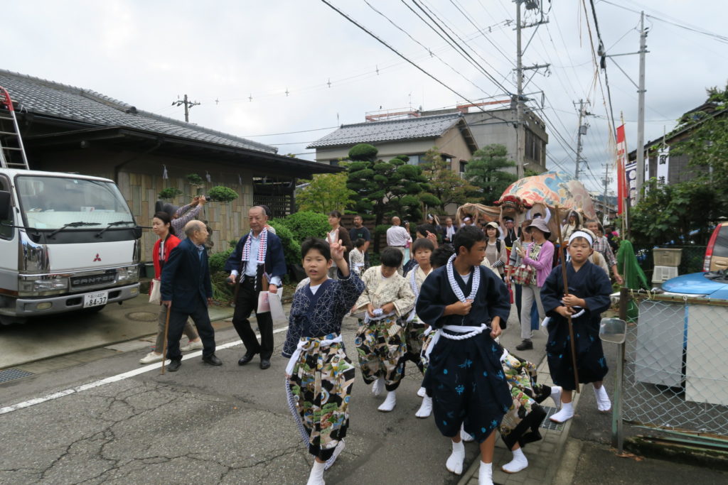 国造神社 泉獅子舞練り出す獅子03(平成30年)