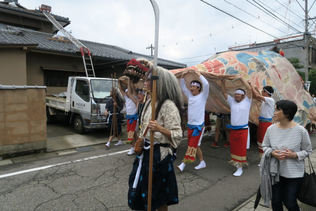 国造神社 泉獅子舞練り出す獅子04(平成30年)