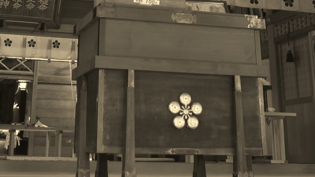 春日神社_賽銭箱の神紋_平成26年