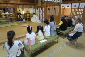 参列し大祓詞を見よう見まねで唱える子供達
