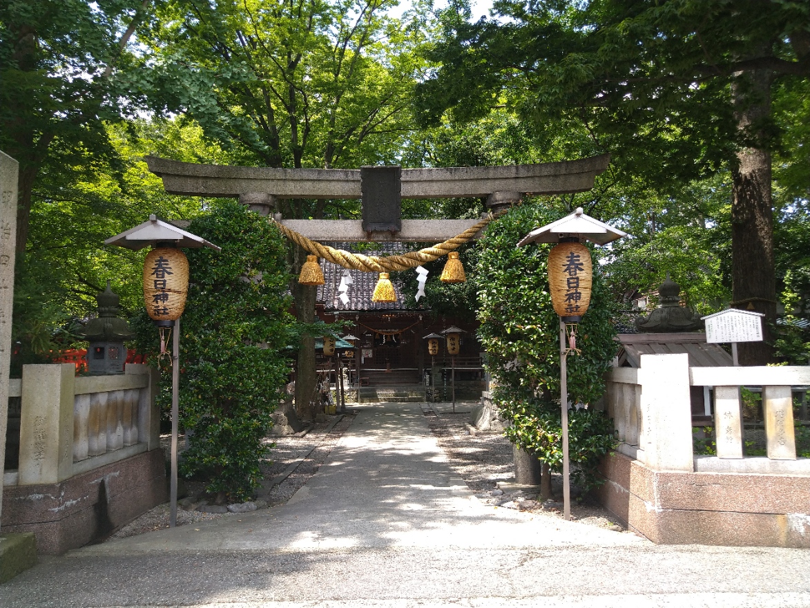 令和元年7月_春日神社石鳥居より参道を窺う