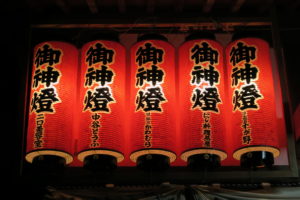 出世稲荷神社拝殿前に掲げられている奉納提灯(左)