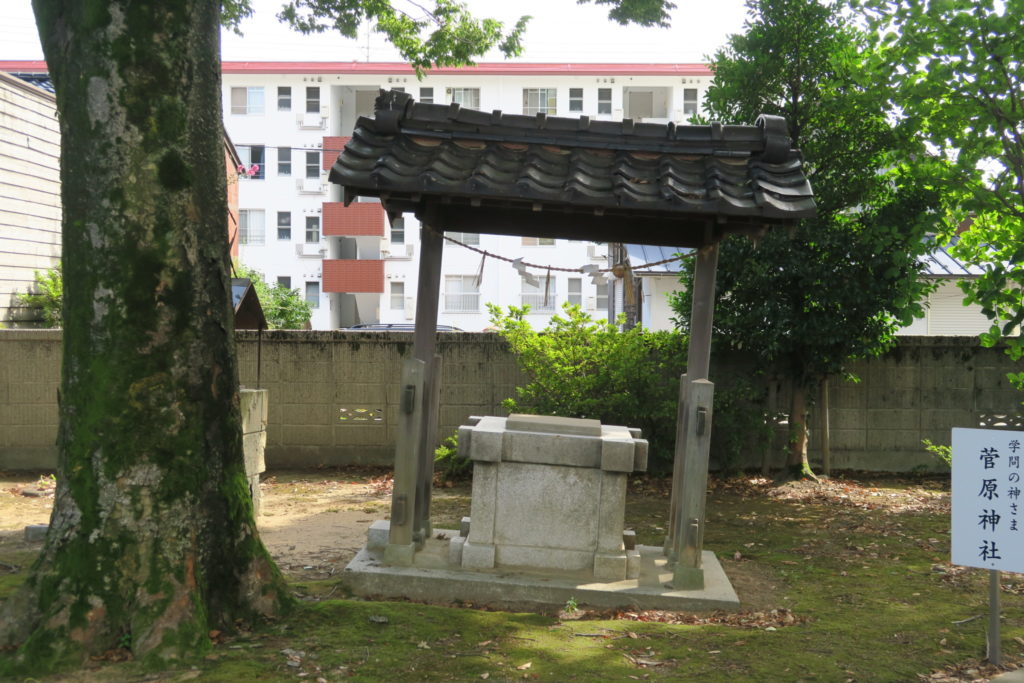 国造神社井戸_気になる傾き