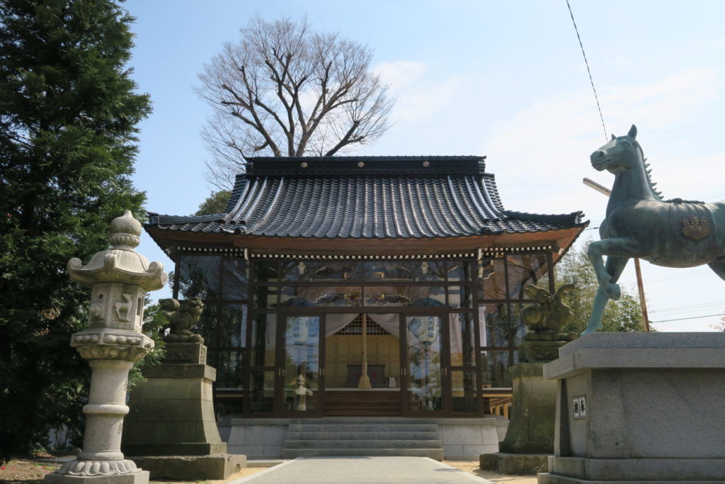 堂々と坐す荒川神社