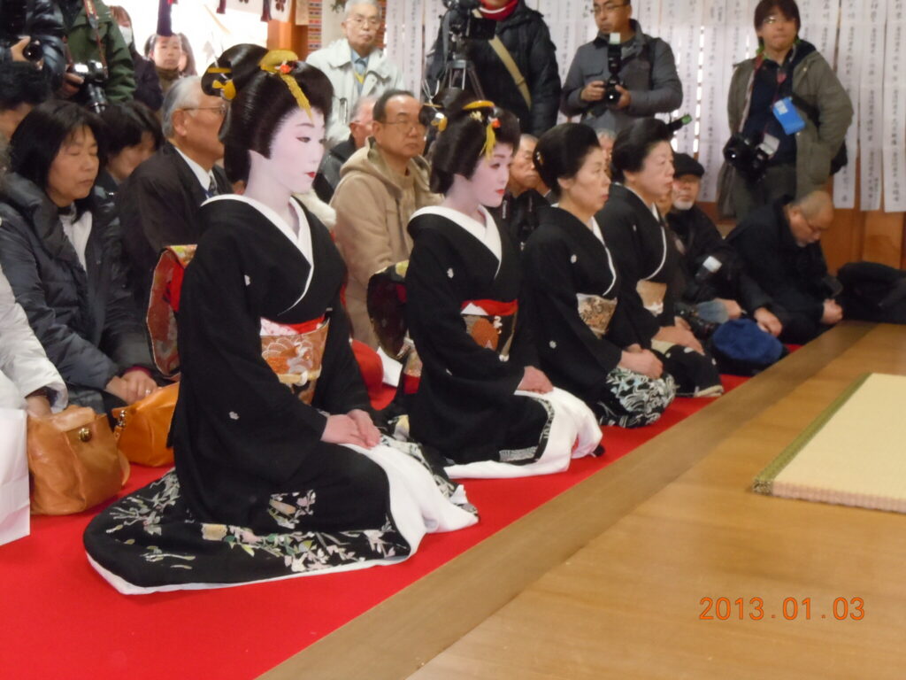 平成25年_舞初め奉納の様子_01