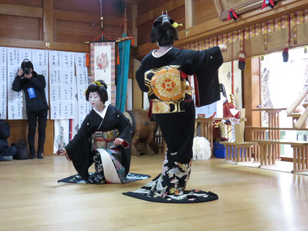 令和4年_舞初め奉納の様子_01_アイキャッチ利用