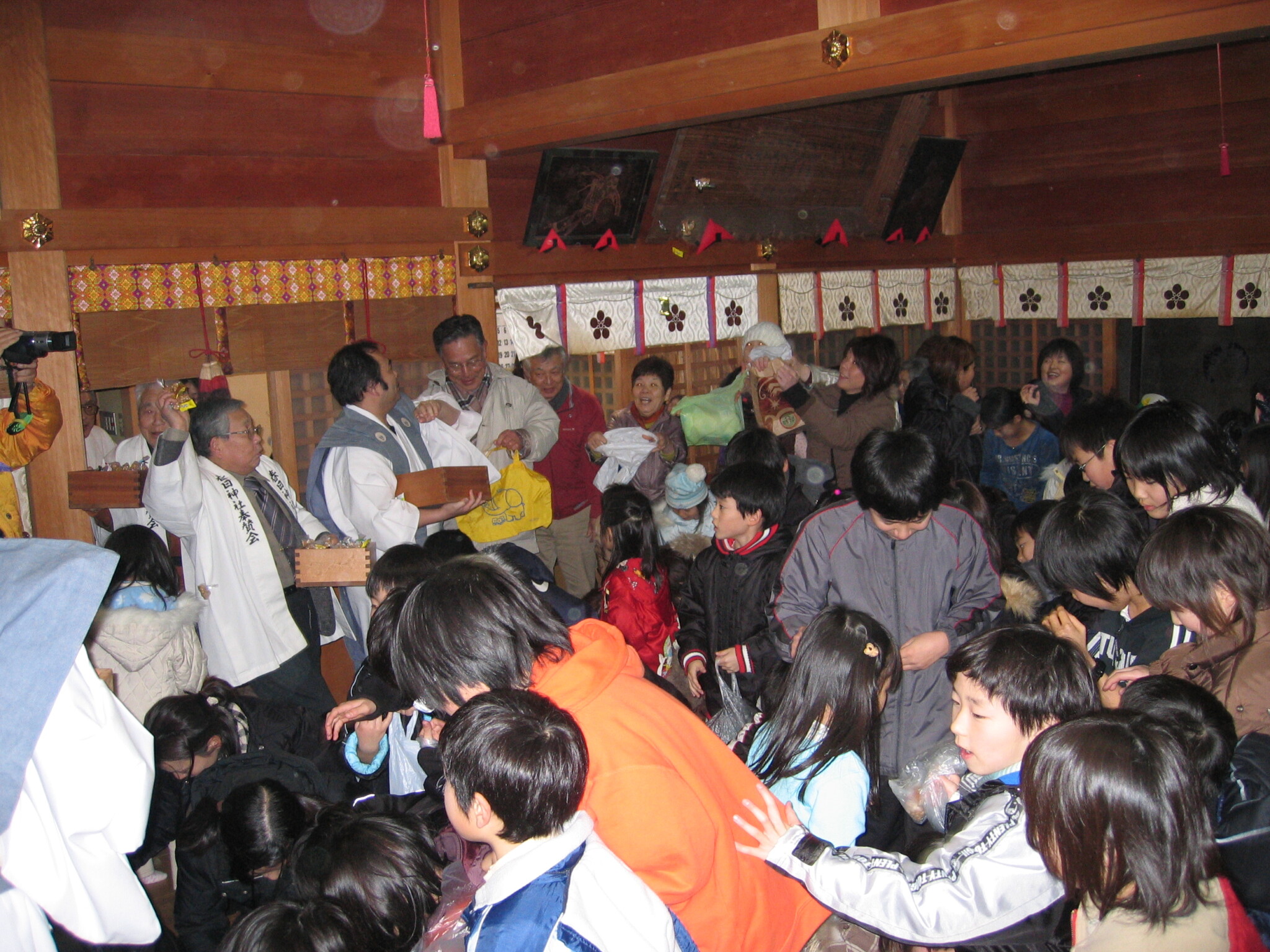 平成21年2月3日_節分祭豆まきの様子_1