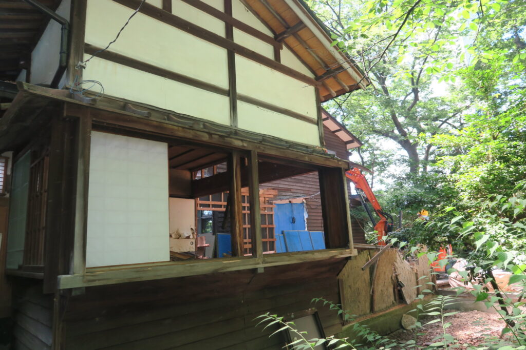 ご参拝戴く皆さんを迎えた控え室の出窓_R060706